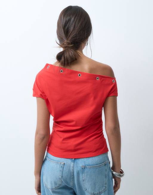 ASOS DESIGN top i polyamid med øjeletsdetalje og offshoulder i rød, 2 af 4