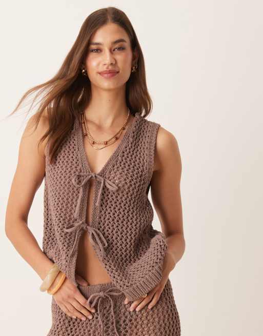ASOS DESIGN - Top in maglia all'uncinetto color mocha allacciato sul davanti in coordinato