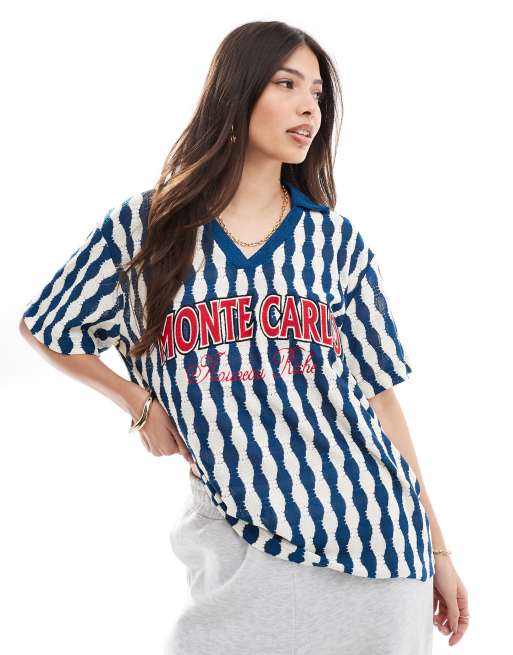 ASOS DESIGN - Top in maglia bianco e blu navy con scollo a V e grafica Monte Carlo