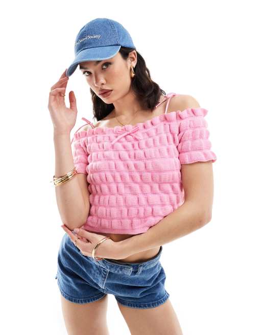 ASOS DESIGN - Top in maglia rosa con scollo Bardot, spalline allacciate e fiocco