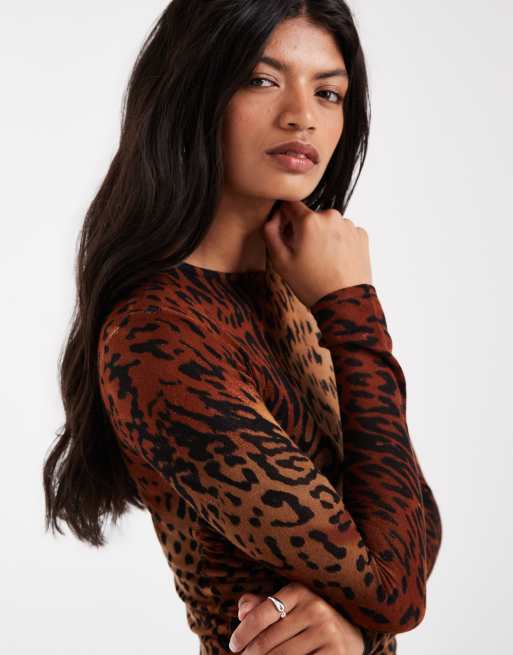 ASOS DESIGN top in maglia trasparente morbida con arricciatura laterale a stampa leopardata scura, 2 di 4
