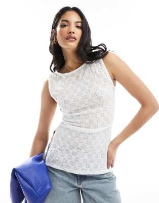 ASOS DESIGN - Top in pizzo color avorio con scollo a barchetta