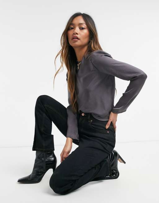 ASOS DESIGN - Top in raso a maniche lunghe con spalline imbottite grigio scuro, 4 di 4