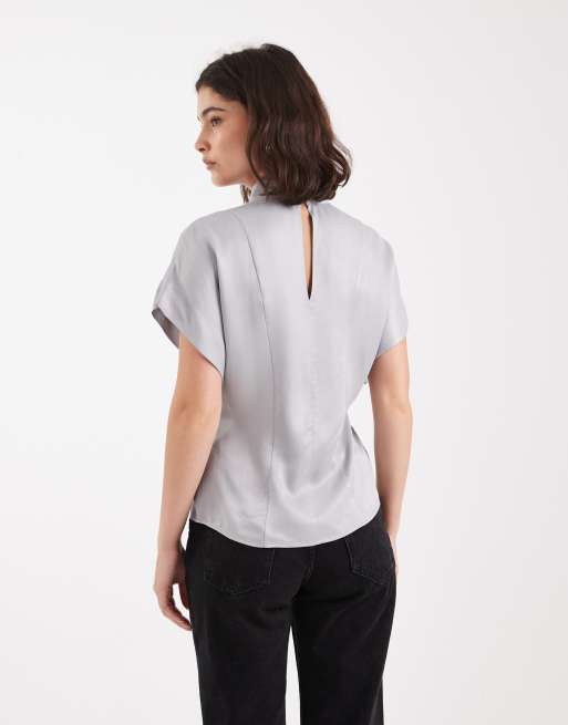 ASOS DESIGN - Top in raso grigio stretto in vita accollato, 2 di 4