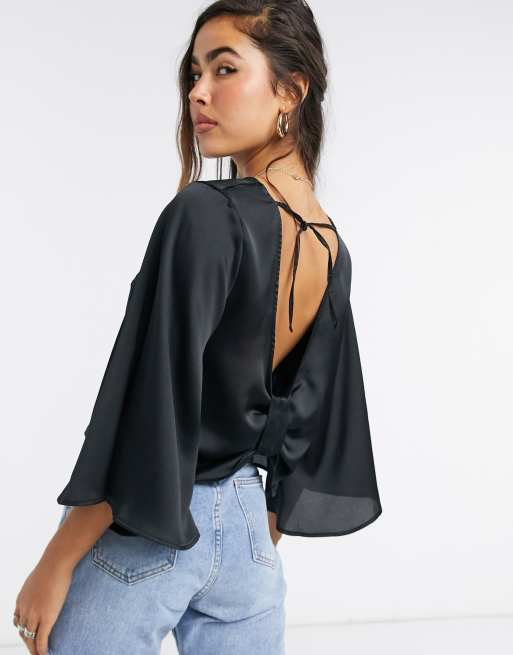 ASOS DESIGN - Top in raso nero con maniche a kimono e nodo sul retro