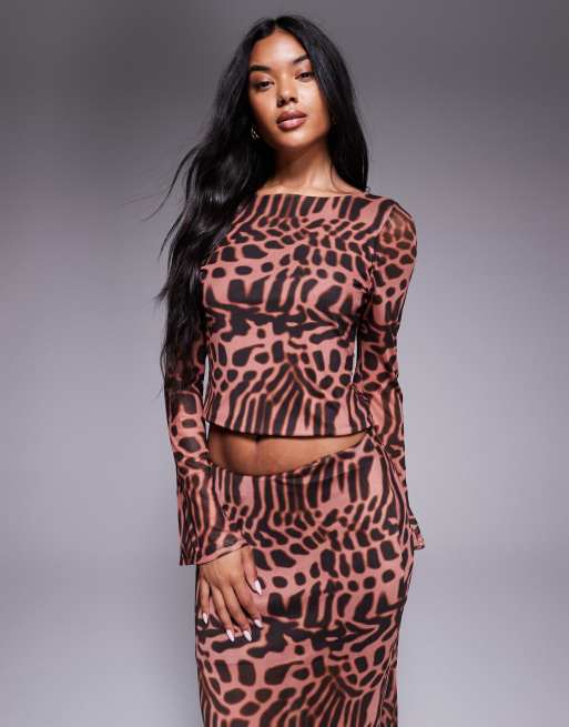ASOS DESIGN - Top in rete con stampa animalier e maniche scampanate in coordinato