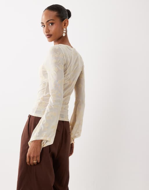 ASOS DESIGN - Top in rete floccata a fiori con maniche svasate color latticello, 2 di 4