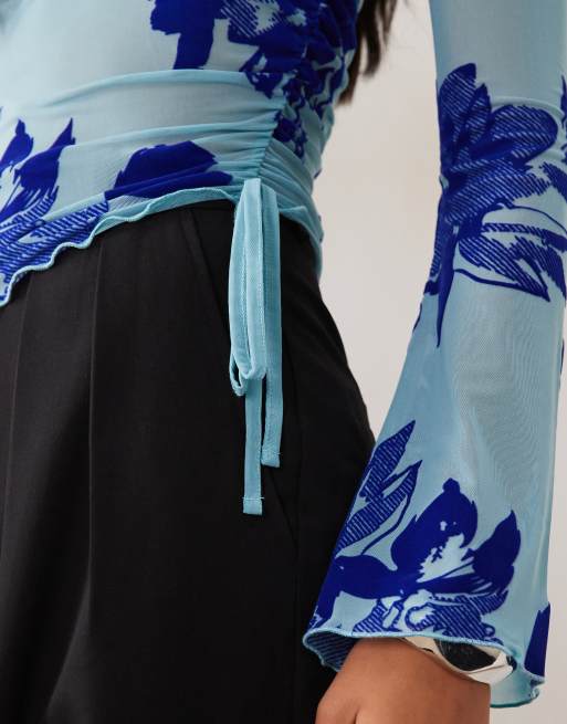 ASOS DESIGN top in rete floccata con coulisse e maniche a campana blu, 2 di 4