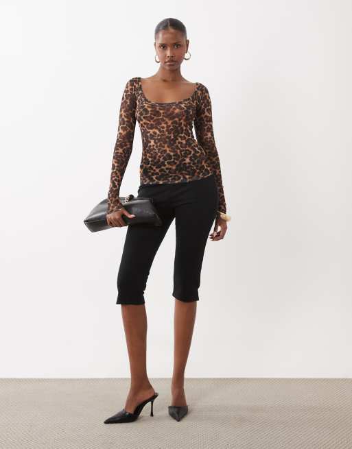 ASOS DESIGN top in rete trasparente con scollo rotondo ampio e maniche lunghe, stampa leopardata, 2 di 4