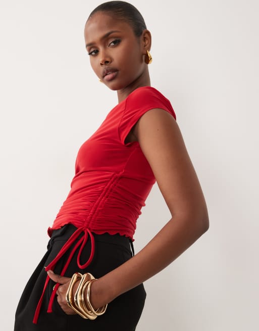 ASOS DESIGN – Top in Rot mit gekräuseltem Saum, gerafftem Tunnelzug und Flügelärmeln, 3 von 4