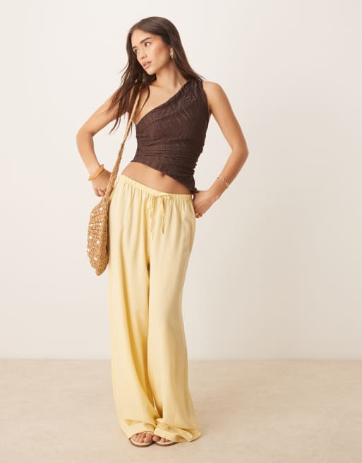 ASOS DESIGN – Top in Schokobraun mit One-Shoulder-Träger, Strukturmuster, gerafftem Design und asymmetrischem Saum, 2 von 4