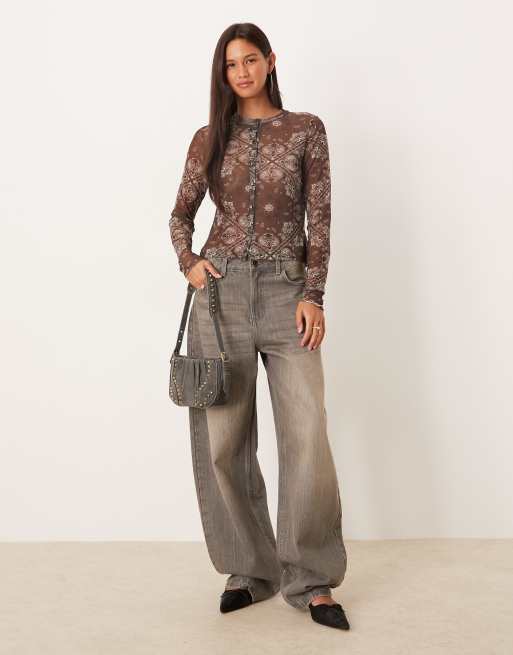 ASOS DESIGN - Top in tessuto a rete marrone trasparente con bottoni e stampa stile foulard, 2 di 4