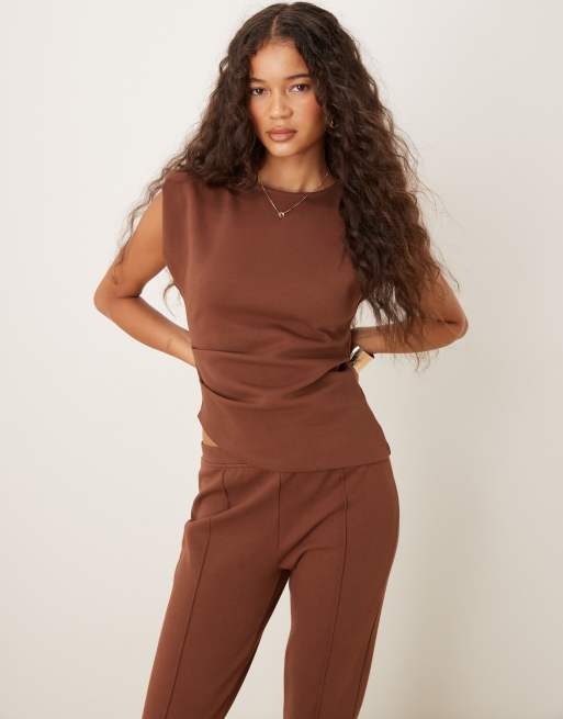 ASOS DESIGN - Top in tessuto interlock color cioccolato con pieghe e spalline imbottite in coordinato