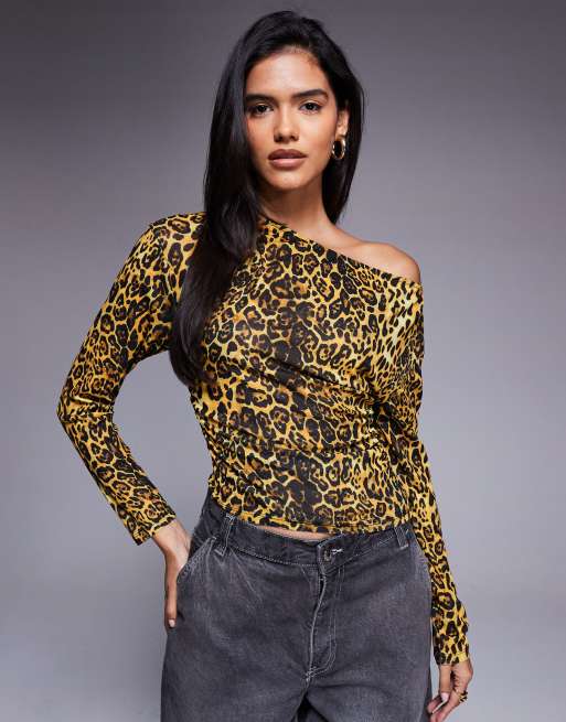 ASOS DESIGN - Top leopardato multicolore con spalla scoperta
