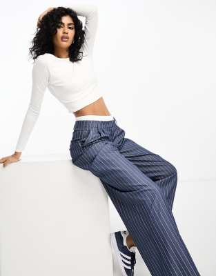 Jupe en Jean et Baskets : Le Guide Ultime Pour Ne Plus Jamais Vous Tromper