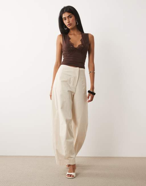 ASOS DESIGN - Top marrón chocolate ceñido con cuello de pico y ribete de encaje, 2 de 4