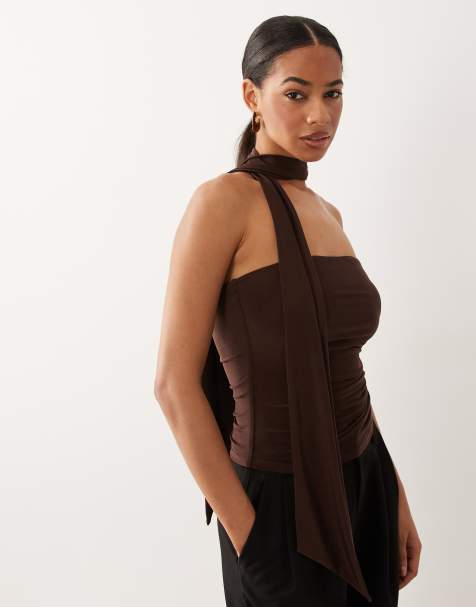 ASOS DESIGN - Top marrón chocolate ceñido con escote palabra de honor y fular de cuentas - view 1