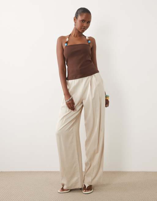 ASOS DESIGN - Top marrón chocolate de tirantes con cuello halter y detalle de cuentas de algodón compacto, 2 de 4