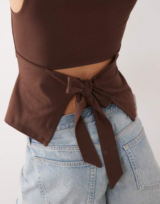 ASOS DESIGN - Top marrón chocolate sin mangas con cuello barco y lazada en la espalda, 3 de 4
