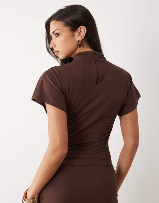 ASOS DESIGN - Top marrón drapeado con cuello alto de tejido efecto lino (parte de un conjunto), 3 de 4