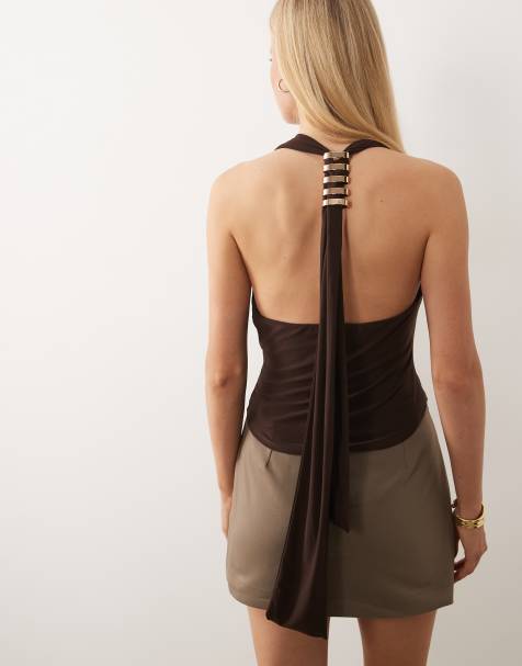 ASOS DESIGN - Top marrón moldeado con cuello halter desbocado y detalle de herrajes - view 1