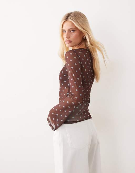 ASOS DESIGN - Top marrón transparente de manga larga acampanada con estampado de lunares de malla, 4 de 4
