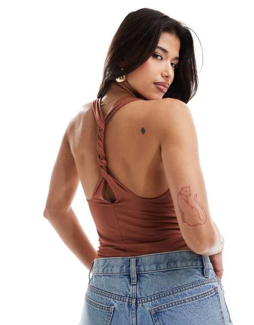ASOS DESIGN - Top marrone chiaro con scollo dritto e intreccio sul retro
