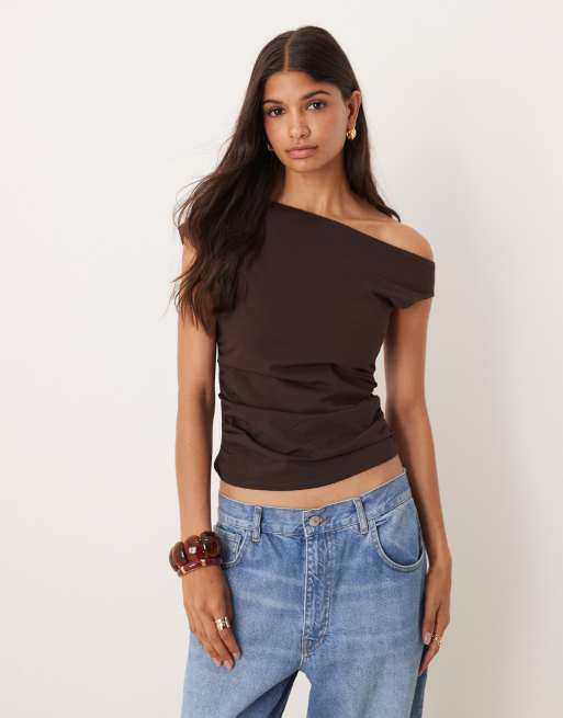 ASOS DESIGN - Top marrone con dettaglio arricciato e spalla scoperta