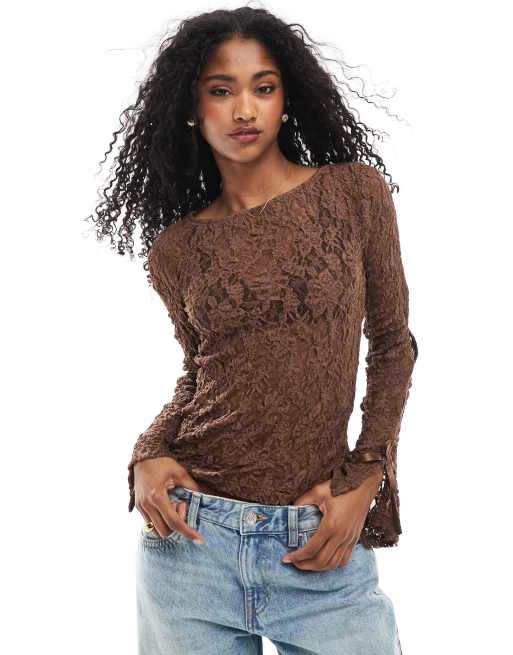 ASOS DESIGN - Top marrone con scollo a barchetta in pizzo con fiocco
