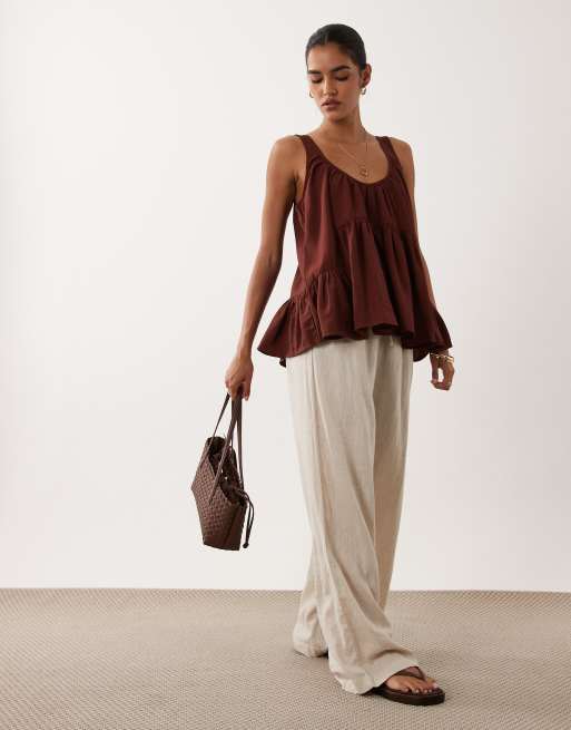 ASOS DESIGN top med dyb rund hals og peplum i brun, 2 af 4