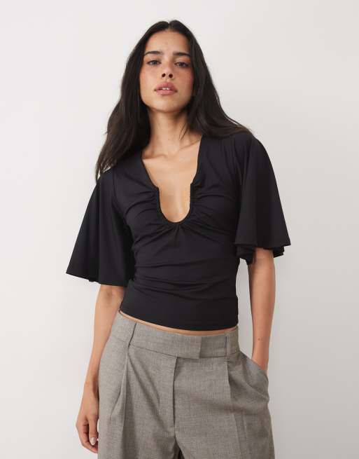 ASOS DESIGN top med flæseærmer og U-bøjle i sort, 4 af 4