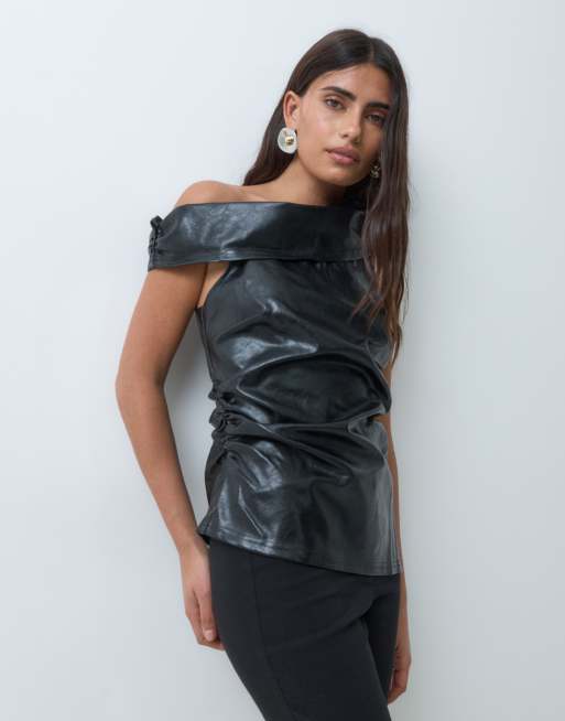 ASOS DESIGN top med indsnøret talje, læderlook og asymmetrisk hals i sort, 2 af 5