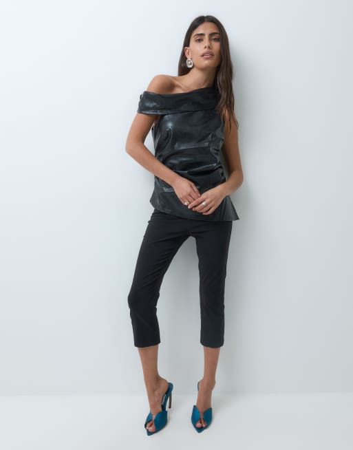 ASOS DESIGN top med indsnøret talje, læderlook og asymmetrisk hals i sort, 3 af 5