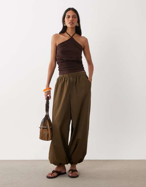 ASOS DESIGN top med V-hals, ballonform og halterneck med tætsiddende kant i chokolade, 2 af 4