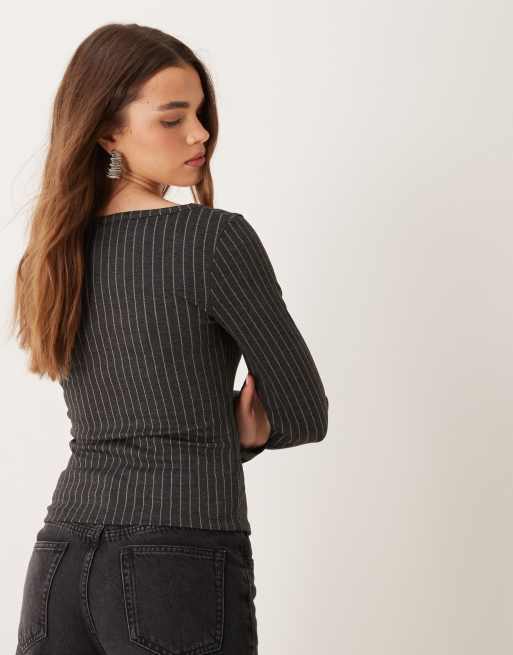 ASOS DESIGN - Top met asymmetrische knopen en krijtstreep in grijs, 3 van 4