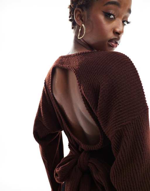 ASOS DESIGN - Top met boothals, vleermuismouwen en open achterkant in bruin, 4 van 4
