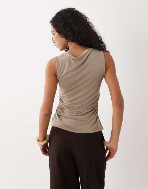 ASOS DESIGN top met gedrapeerd detail en gerimpelde zijkant in taupe, 3 van 4