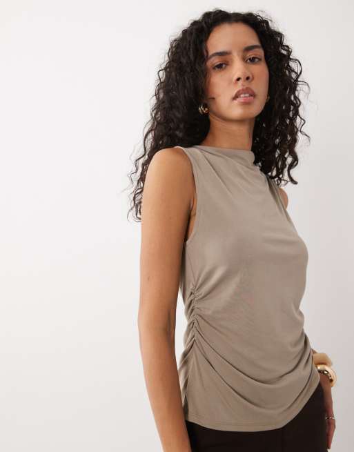 ASOS DESIGN top met gedrapeerd detail en gerimpelde zijkant in taupe, 4 van 4