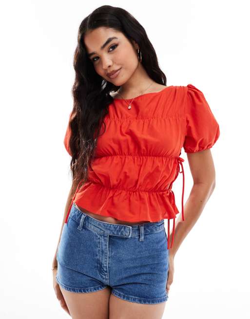 ASOS DESIGN - Top met gerimpelde, gestrikte zijkant en pofmouwen in rood