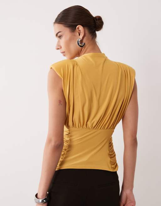 ASOS DESIGN top met gerimpelde taille, opstaande hals en schoudervullingen in oker, 3 van 4