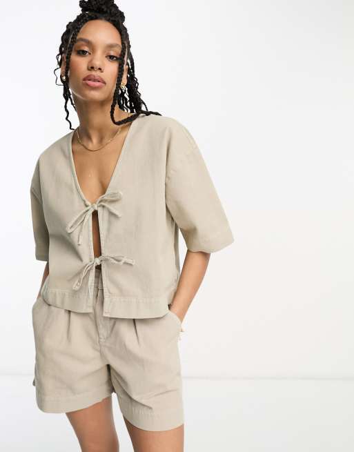 ASOS DESIGN - Top met gestrikte voorkant in beige wassing, deel van co-ord set