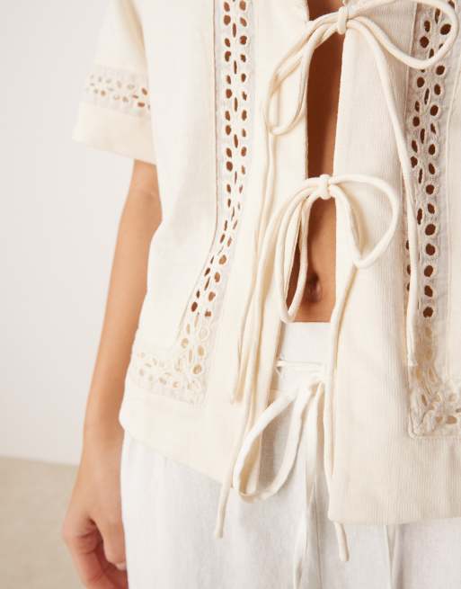 ASOS DESIGN - Top met gestrikte voorkant, kraagje en kanten afwerking in crème, 3 van 4