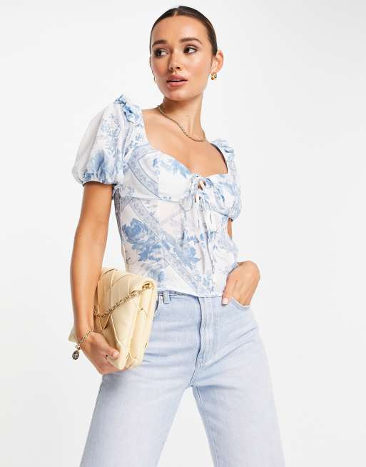 ASOS DESIGN - Top met korte mouwen, gestrikte voorkant en bloemenprint in blauw en wit