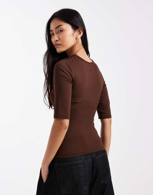 ASOS DESIGN - Top met korte mouwen, overslag en gerimpelde top in bruin, 4 van 4