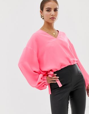 ASOS DESIGN - Top met lange mouwen, v-hals en elastische taille in neon-Roze