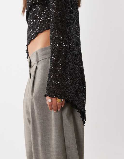 ASOS DESIGN top met lovertjes, asymmetrische gedrapeerde mouw in zwart, 4 van 4