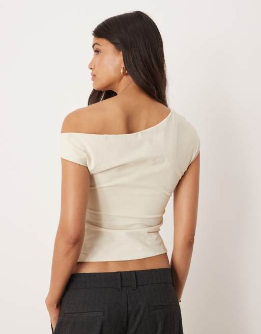 ASOS DESIGN - Top met rimpeleffect en blote schouder in crème, 3 van 4
