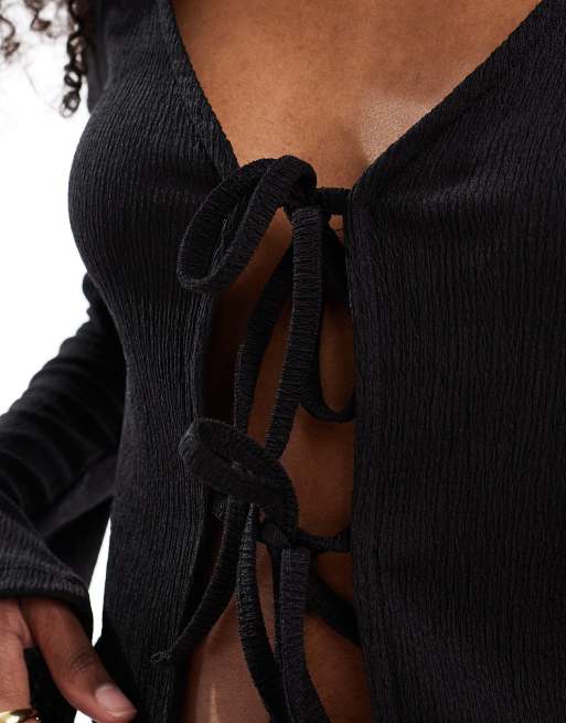 ASOS DESIGN - Top met striksluiting voor en uitlopende mouwen in zwart, 3 van 4