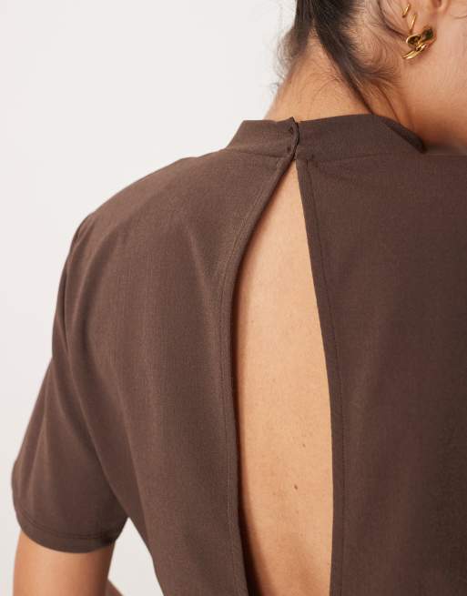 ASOS DESIGN - Top met structuur, schoudervullingen en open achterkant in chocoladebruin, 4 van 4