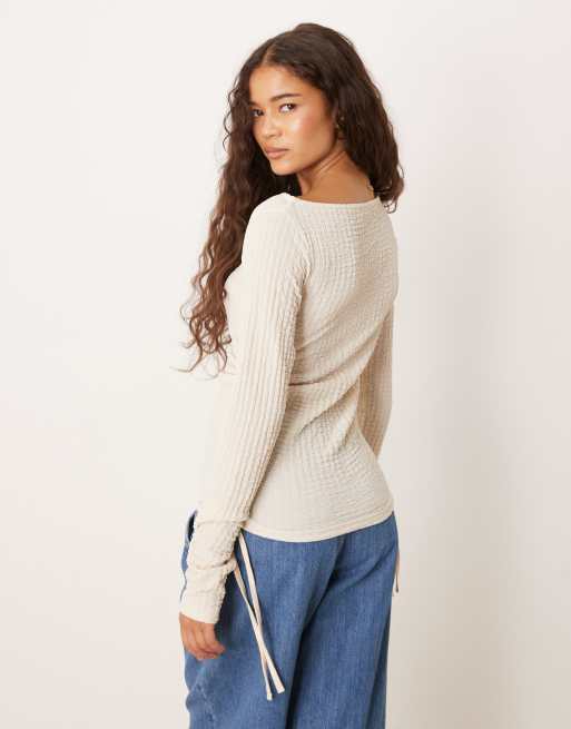 ASOS DESIGN - Top met textuur, lange mouwen en gerimpelde zijkant in crème, 4 van 4